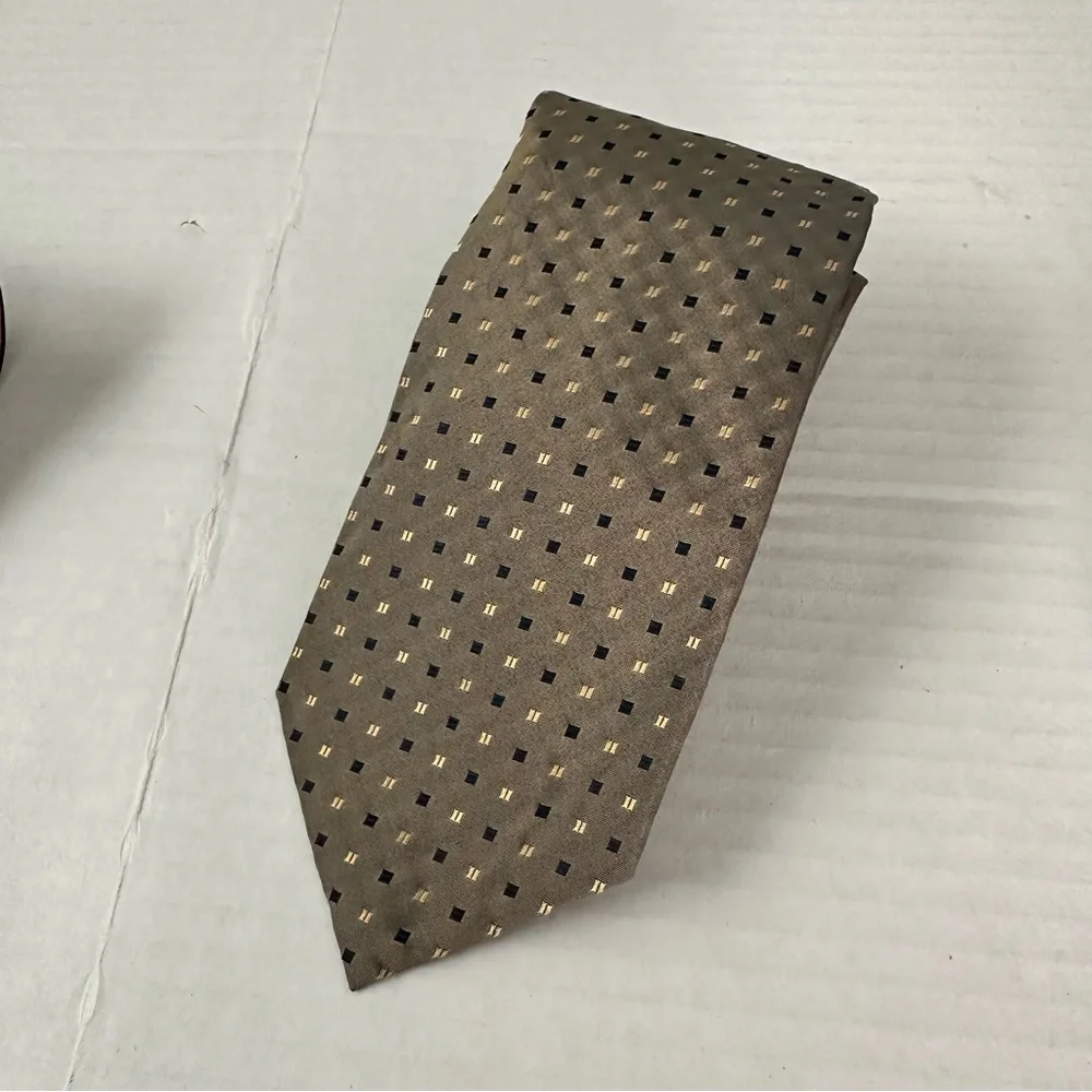 Silk Tie Made in Italy Brand New Tan/Gold with Black Squares Regis Brand